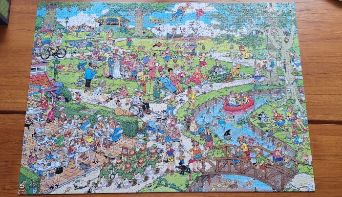 Tecknad bild av en park med många människor som äter, leker och kopplar av. En ström, en bro och olika aktiviteter sker samtidigt.