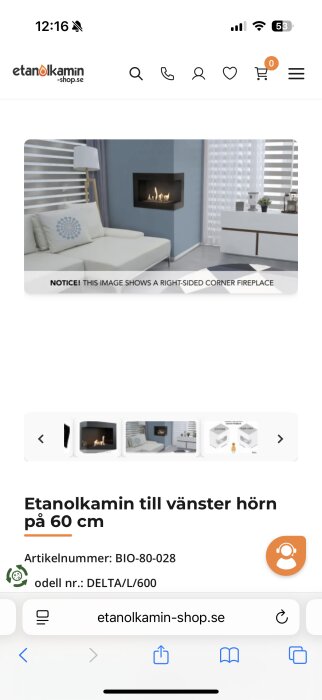 Etanolkamin installerad i ett hörn ovanför en soffa, bredvid ett bord med dekorationer, från en webbshop.