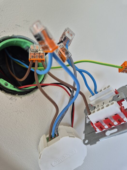 Ledningsdosor med kablar och kopplingsplintar, potentiellt kopplade till spotlights.