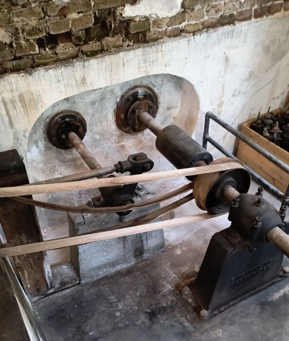 Gammal maskineri från ett kraftverk i mellannorrland byggt under första världskriget, med synliga remmar och metallkomponenter.