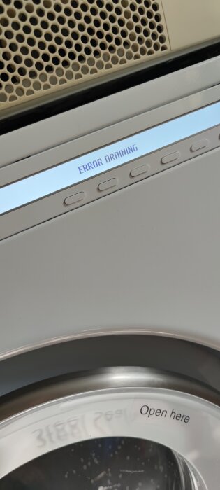 Display på en tvättmaskin med meddelandet "Error Draining", vilket indikerar ett avloppsproblem.