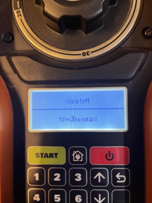 Robotgräsklippare med display som visar felkoden "Upplyft" och instruktion för återställning med knapp för start och siffror under.