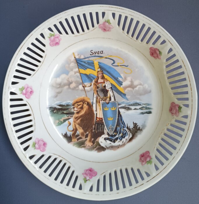 Gallerskål med nationalromantisk bild av Svea och lejon, svenska flaggan, rosor och inslag om unionsupplösningen med Norge.