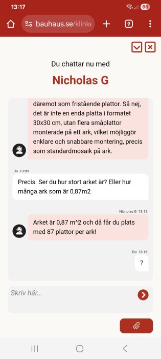 Skärmdump av kundtjänstchatt med Nicholas G på Bauhaus som diskuterar storleken på plattor och ark för plattsättning.