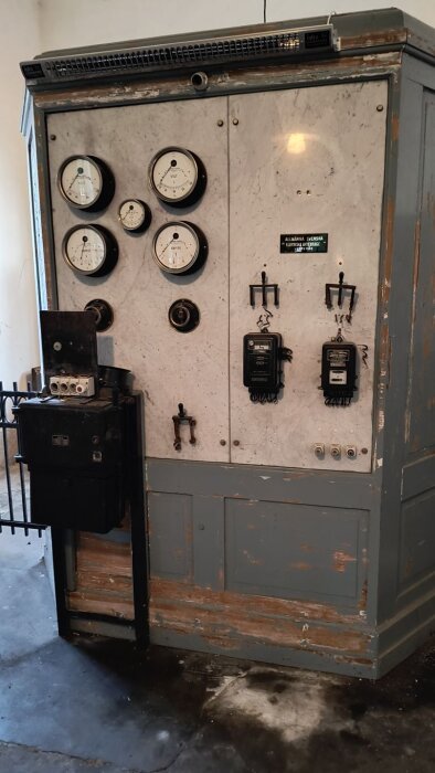 Historisk mätartavla i marmor från Franshammars kraftstation med flera analoga mätare och regulatorer.