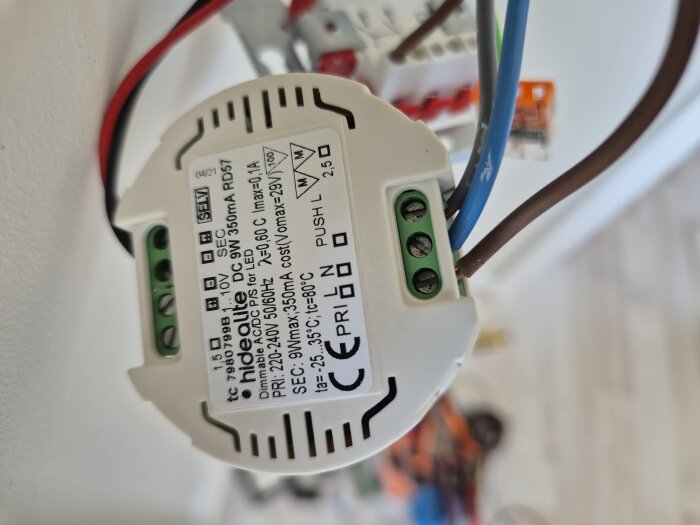 Shelly Dimmer 2 och dosa redo för installation, synliga kablar och etikettinformation.