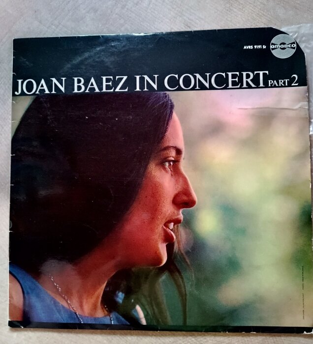 Omslag till "Joan Baez in Concert Part 2", med närbild av sångerskan Joan Baez i profil.