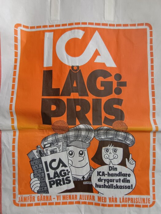Affisch med texten "ICA Lågpris" och två tecknade figurer i hattar, en med en ICA-kasse och en pratbubbla: "Din ICA-handlare drygar ut din hushållskassa!".