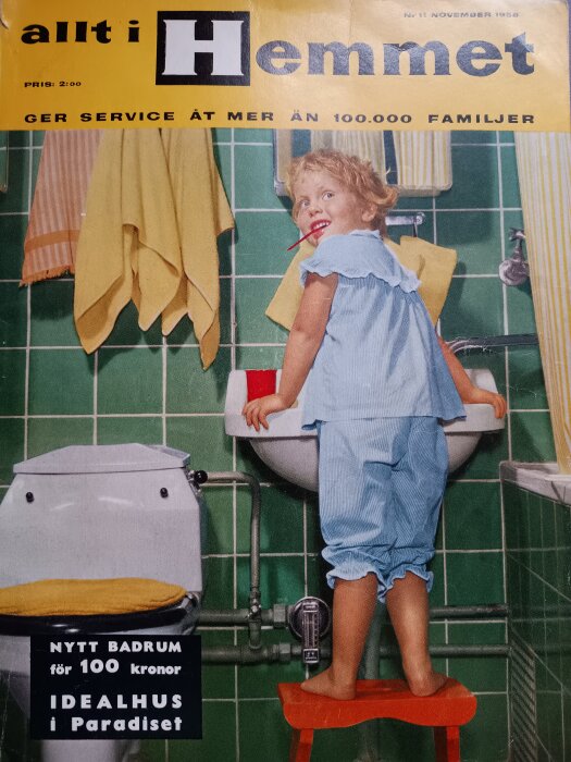 Tidningen "Allt i Hemmet" från 1958 med bild av barn vid handfat i grönt kaklat badrum, text om nytt badrum för 100 kronor.