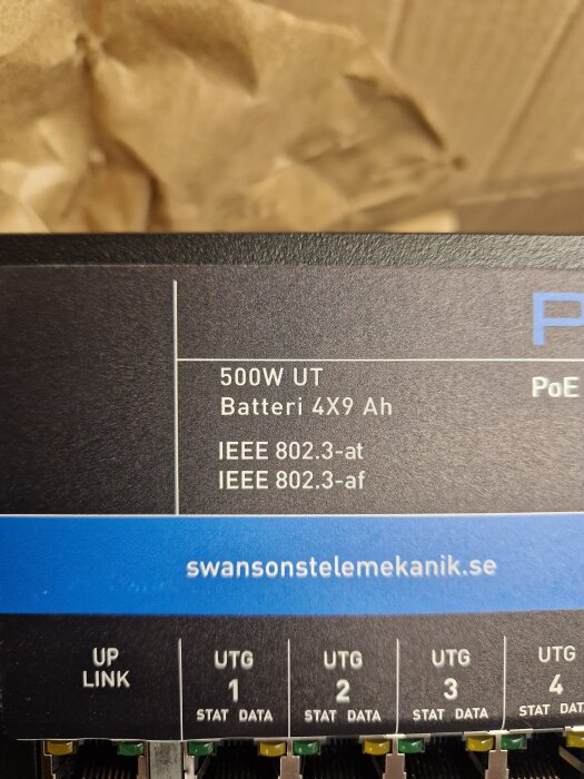 Swanson 24-portars Poeswitch med specifikationer som 500W, batteri 4X9 Ah, och webbadressen swansonstelemekanik.se.