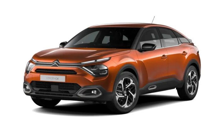 Orange Citroën e-C4 2022 med eleganta linjer och kompakt design, parkerad i studiomiljö.
