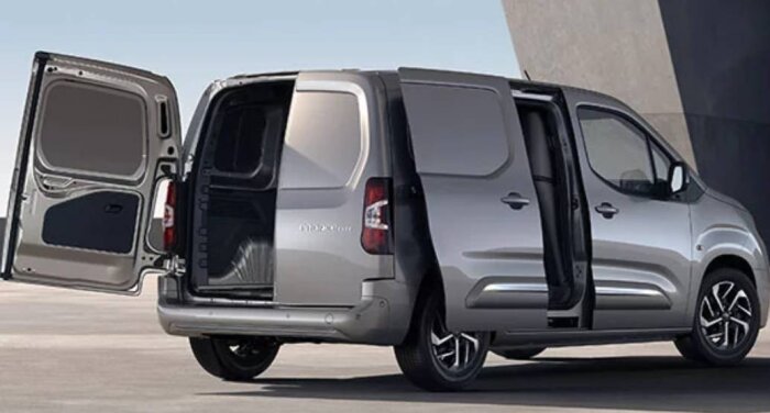 Silvergrå transportbil med öppna dörrar visas från sidan och bakifrån. Används som arbetsfordon.