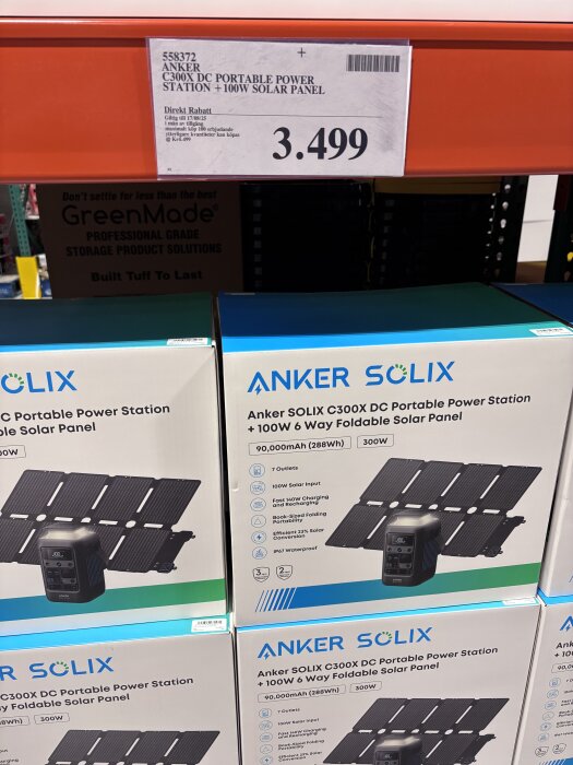 Anker SOLIX C300X DC power station med solpanel, set prisat till 3.499. Förpackning på hylla hos Costco.