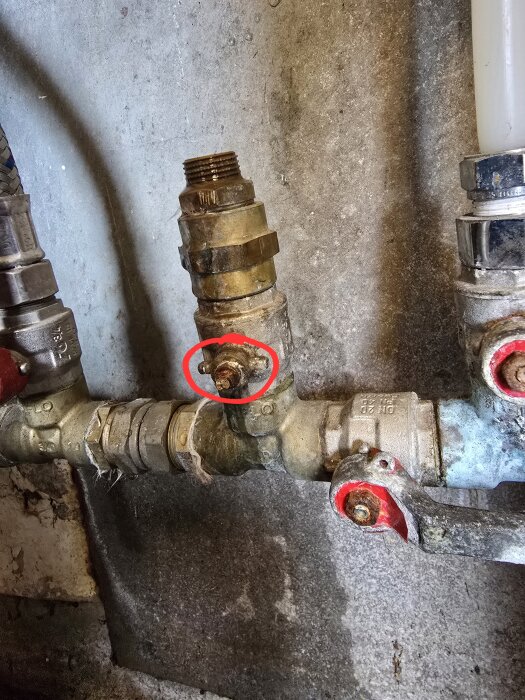 Trasigt handtag på kulventil, markerat med röd cirkel, ansluten till flera rör.