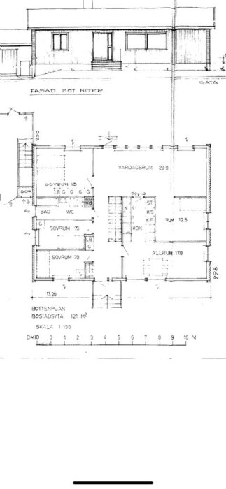 Planritning av en 70-tals villa med markerade områden för kök, köksö och matsalsbord. Vardagsrum och sovrum visas också.