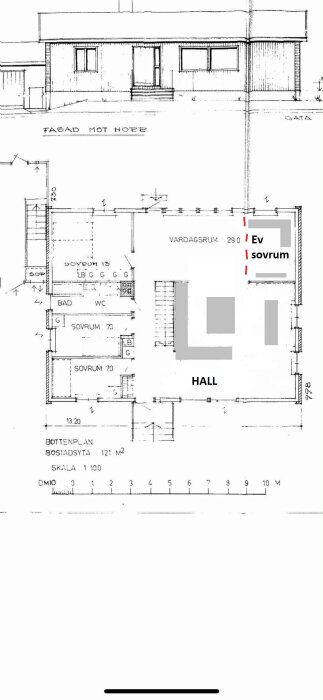 Planritning av 70-talsvilla. Vardagsrum och kök föreslås öppnas upp, eventuell flytt av sovrum markerad. Badrum, hall och sovrum visas.
