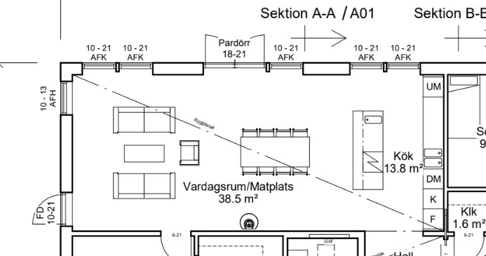 Planlösning av vardagsrum och matplats med snedtak detaljerad, visar möblering och väggar där högtalare kan installeras.