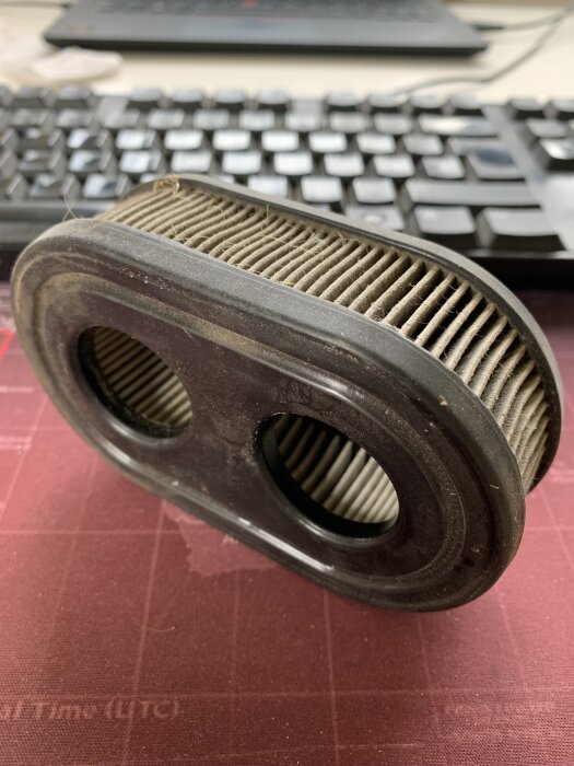 Ett Klippon-filter liggande på ett skrivbord framför ett tangentbord.