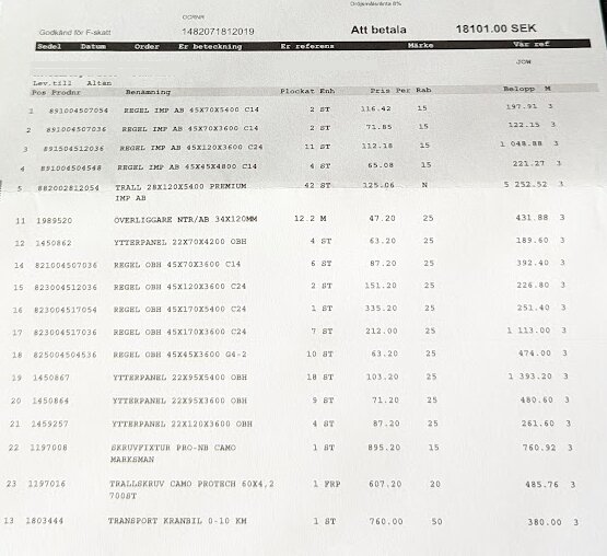 Faktura för byggmaterial med specifikationer och total kostnad på 18101 SEK för altanprojekt. Olika trä- och transportdetaljer listas.