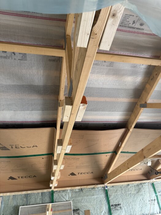 Takstolar med glespanel och stöd för att fästa skarvar.