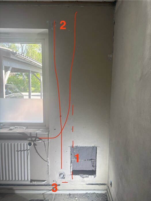 Hål i vägg med synligt isolerat rör, radiatorkoppling och elrör markerade med röda linjer och nummer för analys av värmesystem i byggprojekt.