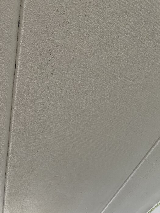 Betonggolv med skarvlinjer.