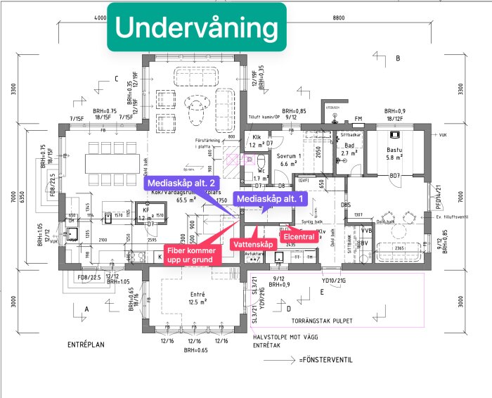 Planritning av undervåning med markeringar för mediaskåp, fibers ingress, elcentral och vattenskåp. Tre alternativ för mediaskåp är markerade.