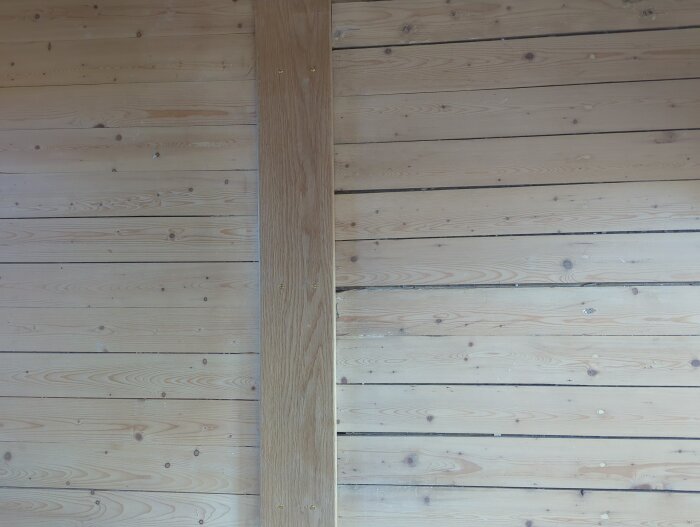 Lutat och hårdvaxat golv med Osmo natur till höger, vitsåpat golv till vänster. Trägolv med plankor i dåligt ljus.