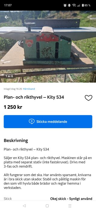 Gammal Kity 534 plan- och rikthyvel på ett stadigt metallbord utomhus i dagsljus, med landskap i bakgrunden.
