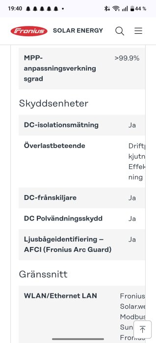 Kontrollpanel från Fronius för solenergi med funktioner som DC-isolationsmätning och DC-frånskiljare visas på en mobilskärm.