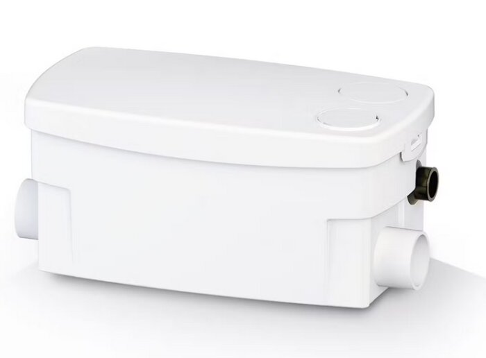 Vit pumpstation för duschvatten med flera röranslutningar, lämplig för installation i badrum.