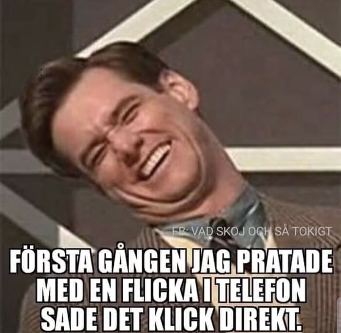 Man i kostym skrattar brett; text pÄ bilden lyder "Första gÄngen jag pratade med en flicka i telefon sade det klick direkt.