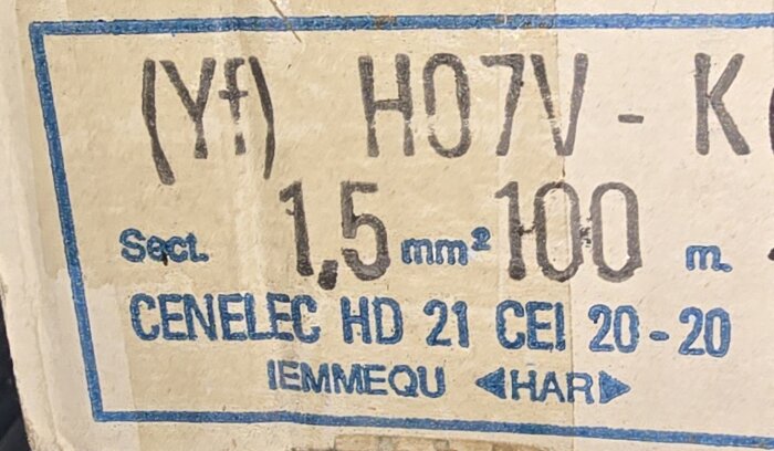 Närbild på etikett som visar kabeltext: H07V-K, sektionsarea 1,5 mm², 100m, CENELEC HD 21, CEI 20-20, etiketten är märkt IEMMEQU, HAR.