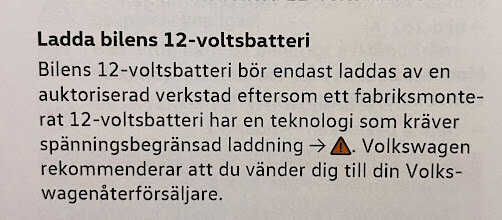 Ladda bilens 12-voltsbatteri instruktion, varning om spänningsbegränsad laddning, rekommendation att kontakta auktoriserad verkstad från Volkswagen.