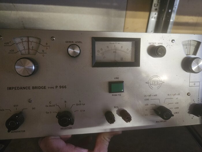 Mätinstrument märkt "Impedance Bridge Type P 966" med olika rattar och mätare, inklusive generator- och multiplikatorinställningar.