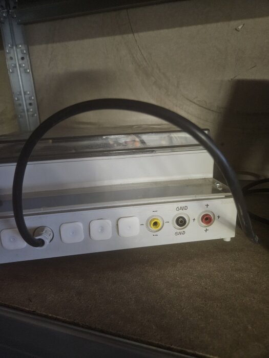 En hembyggd enhet med ingångar och uttag, markerad med "+" och "GND", med kabel ansluten, troligen för likriktning av 230VAC till 230VDC.