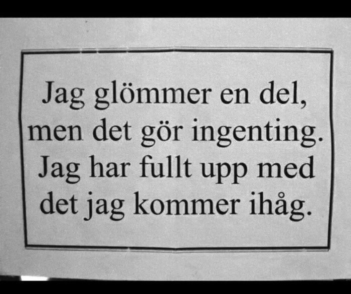 Text på skylt: "Jag glömmer en del, men det gör ingenting. Jag har fullt upp med det jag kommer ihåg.