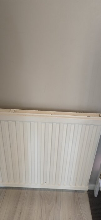 Vitt element monterat mot vit vägg, del av ett Anebyhus från 1962. Fråga angående borttagning och påverkan på andra element.