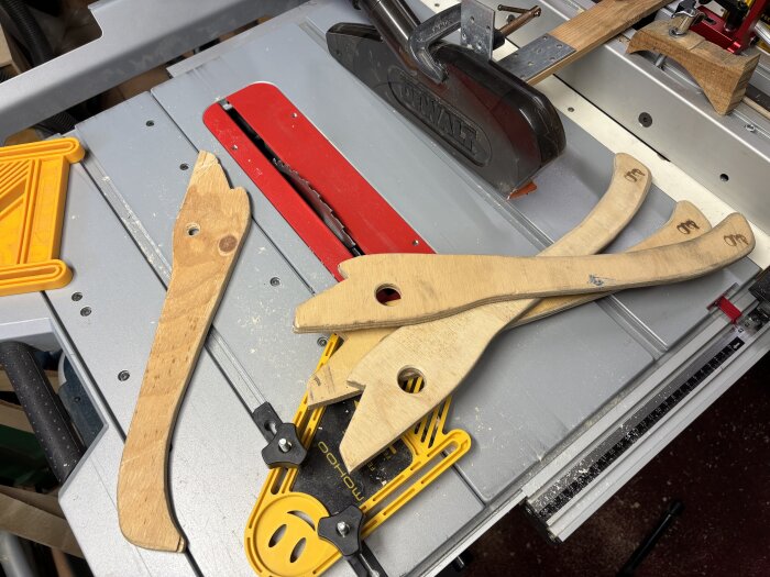 Sågbord med en Dewalt klinga, hemgjorda påskjutare i trä och klingskydd fastsatt på en ribba.