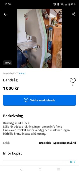 Bandsåg av märket Inca, del av en försäljning av verktyg och maskiner, belägen bredvid bokhylla och vägg i ett rum.