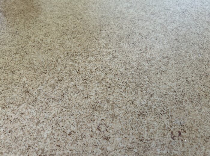 Beige linoleumgolv med fläckigt mönster i ett barnrum i flerfamiljshus från 1980-talet.