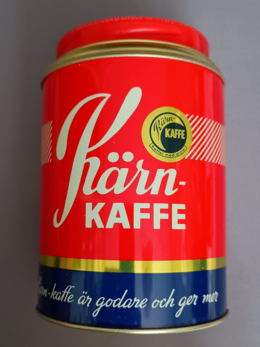 Klassisk röd burk av Kärnkaffe med texten "Kärn-kaffe är godare och ger mer".