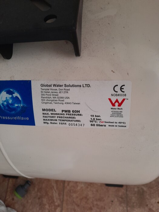 Etikett på trycktank från Global Water Solutions, modell PWB 60H, med specifikationer om tryck och temperatur.