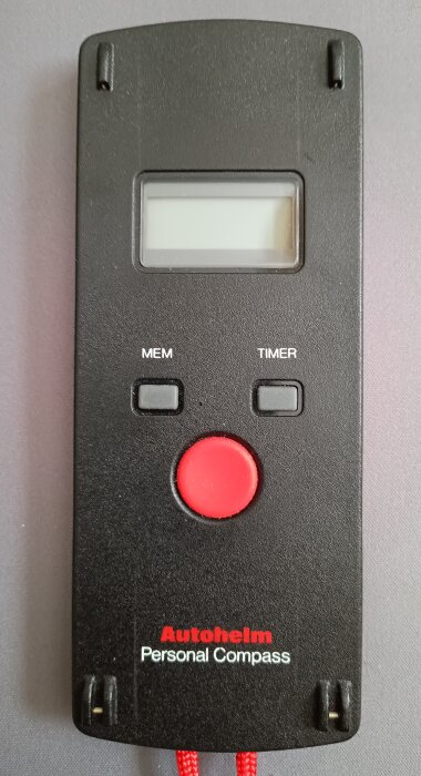 Gammal Autohelm elektronisk kompass med blekt display och knappar för minne och timer.