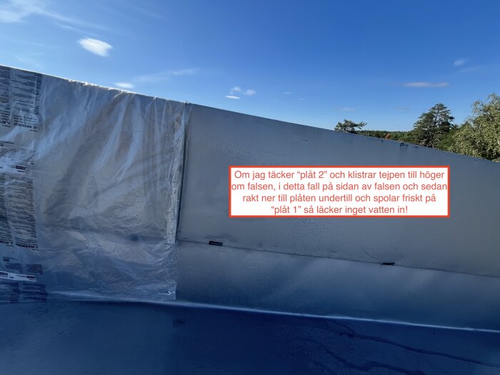 Bilden visar ett tak med plåt och en lufttät försegling som täcker plåtens skarv. Det finns också en skyddsplast och en instruktionstext på bilden.
