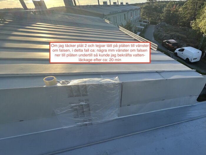 Tak med stående fals och tejpad plåt, text förklarar vattenläckagetest.