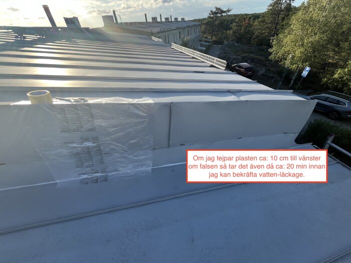 Tak med plast fäst längs en stående fals, solnedgång i bakgrunden. Textruta förklarar läckagetest.
