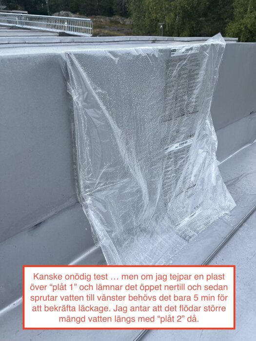 Plåt täckt med plast för att testa läckage vid stående fals, beskriven i byggprojektinlägg.