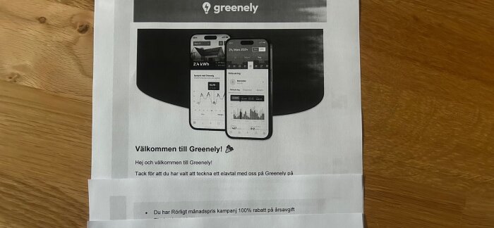 Bilden visar en Greenely-presentation med två telefoner och diagram på skärmen, om elförbrukning och annat, samt text om ett rörligt månadspris.