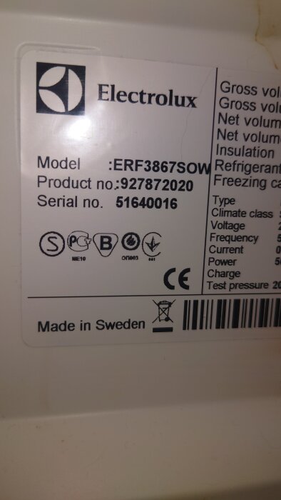 Etikett på Electrolux-kylskåp, modell ERF3867SOW, med produktnummer och serienummer, tillverkad i Sverige.